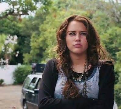 The Last Song Ronnie just got to her dad's house. The Last Song Movie, Miley Cyrus 2012, Miley Cyrus And Liam Hemsworth, Old Miley Cyrus, Carly Chaikin, Hannah Montana The Movie, Miley And Liam, Best Teen Movies, Greg Kinnear