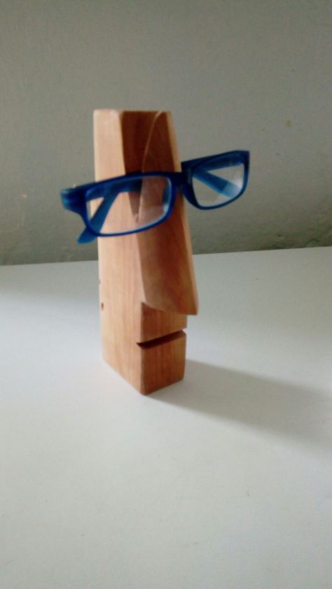 Brillenhalter Wooden Eye Glasses Holder, Wooden Glasses Holder, Eyewear Store Design, Glasses Stand, Antique Woodworking Tools, Wooden Toys Plans, Construction Diy, Dremel Wood Carving, Scrap Wood Projects