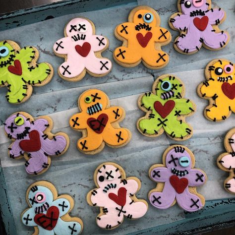 Voodoo Cookies, Voodoo Doll Cookies, Buttercream Cookies, Cookie Cake Designs, Doll Cookies, Cookie Decoration, Frog Theme, Cookie Cakes, Voodoo Doll