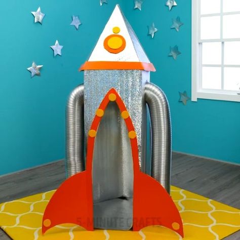 20.1 mil Me gusta, 46 comentarios - 5-Minute Crafts (@5.min.crafts) en Instagram: "Easy DIY playhouse ideas for your kids. 🧒 #5minutecrafts #video #DIY #crafts #playhouse Follow us…" Space Vbs, Cardboard Rocket, Reka Bentuk Bilik Tidur, Playhouse Ideas, Cardboard Crafts Kids, Space Crafts For Kids, Diy Playhouse, Space Theme Party, Astronaut Birthday