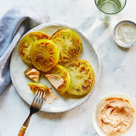 Enjoy a tasty and delicious meal with your loved ones. Learn how to make Pan-fried green tomatoes with cayenne rémoulade & see the Smartpoints value of this great recipe. Fried Green Tomatoes, Hot Pepper Sauce, Creole Seasoning, Green Tomatoes, Pan Seared, Side Recipes, Stuffed Hot Peppers, Weight Watchers Meals, How To Dry Oregano