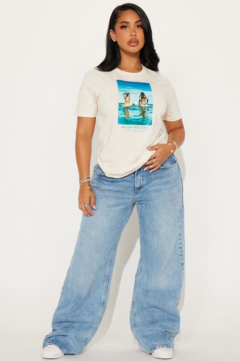 Graphic Tee Mom Jeans Outfit, Jeans And Graphic T Shirt Outfit, White Tee Outfit, Chubby Baddie, Off White Tshirt, Look Tshirt, Glam Closet, Jeans And T Shirt Outfit, Oversize Tshirt Outfits