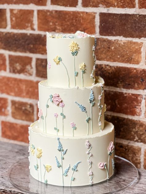 White Cake With Pastel Flowers, Wildflowers Wedding Cake, Wedding Cake Ideas Spring, Wedding Cake Piped Flowers, Wildflower Wedding Cakes, Simple Spring Wedding Cake, Mini Tiered Cakes, Wedding Cake Icing Flowers, Wedding Cake Garden Party