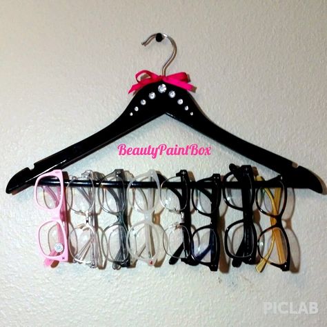 Diy Sun Glasses Organizer, Sun Glasses Holder Diy, Eye Glasses Organization, Eye Glasses Storage Ideas, Eye Glass Holder Diy, Sunglasses Hanger Diy, Glasses Organization, Diy Glasses Holder, Diy Sunglasses Holder