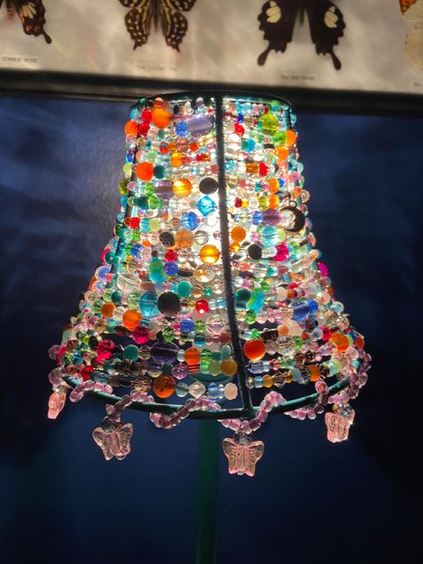 Bead Lampshade, Diy Light Shade, Lampshades Diy, Crochet Lampshade, Glass Bottle Art, Diy Lampshade, Glass Lamp Shades, Stained Glass Lamp Shades, Beaded Lampshade