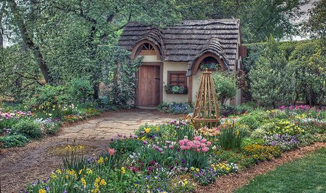 So inviting!  I just want to curl up inside with some tea and a good book. Cottages In The Woods, Magical Cottage, Fairy Tale Cottage, Cute Cottages, Fairytale Cottage, A Small House, Storybook Cottage, Casa Vintage, Cottage In The Woods