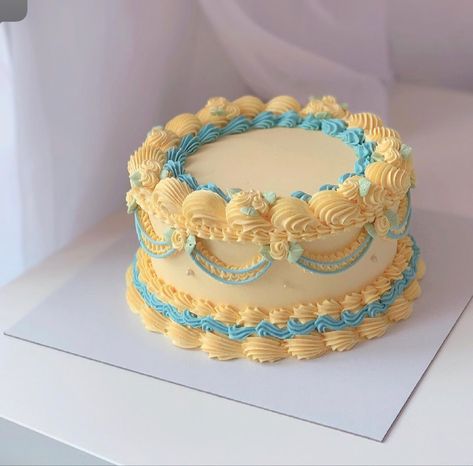 Cute Birthday Cakes Yellow, Retro Cake Design, Vintage Cakes Birthday, Blue And Yellow Cake, Vintage Cake Design, Bolo Vintage, Vintage Birthday Cakes, Pastel Vintage, Cupcakes Decorados