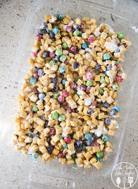 captain crunch marshmallow krispies 1 Marshmallow Krispies, Captain Crunch Berries, Captain Crunch Cereal, Cereal Treat Recipes, Rice Crispy Treats Recipe, Cap'n Crunch, Captain Crunch, Crunch Berries, Rice Crisps