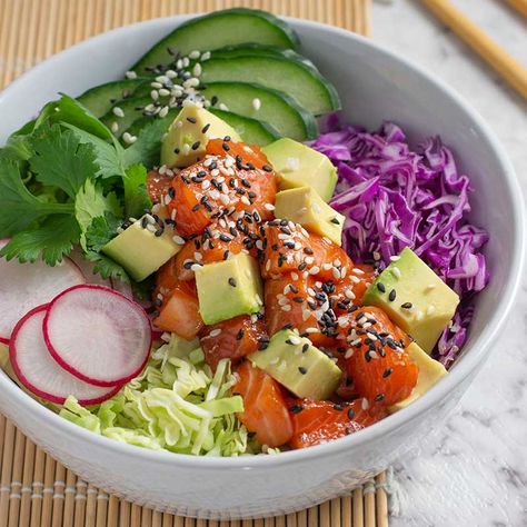 Keto Salmon Poke Bowl - Fresh & EASY Low Carb Salad Recipe Salmon Poke Bowl Recipe, Salmon Poke Bowl, Vegetarian Lettuce Wraps, Low Carb Salmon, Salad Recipes Low Carb, Poke Bowl Recipe, Keto Salmon, Salmon Poke, Keto Salad