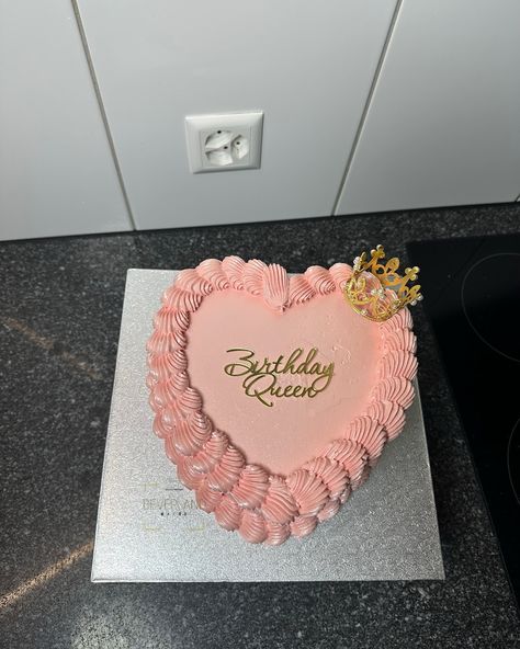 Queen Birthday Cake, Tropical Cakes, Queens Birthday Cake, Cake Torte, Queen Cakes, Birthday Goals, Queen Birthday, Birthday Queen, Glitter Cake