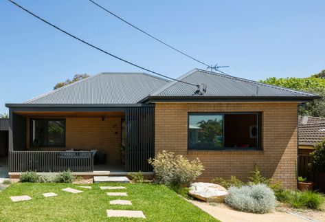 Christopher Polly Architect have recently completed a modern black rear extension to an original 1960’s yellow brick house in Sydney, Australia. #AustralianHouse #BrickHouse Yellow Brick House Exterior, Yellow Brick House, 1960s House Renovation, Yellow Brick Houses, Brick House Exterior Makeover, Brick House Exterior, House Renovation Design, 1960s House, Home Exterior Makeover