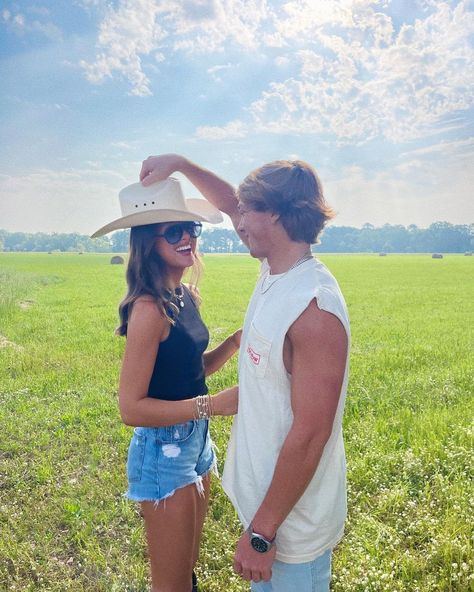 rodeo partner Rodeo With Boyfriend, Teenage Couple Photoshoot Poses, Cowboy Boyfriend Aesthetic, Country Boyfriend Aesthetic, Cowboy Couple Aesthetic, Country Boyfriend Goals, Cowboy Boyfriend, Cowboy Photoshoot, Boyfriend Summer