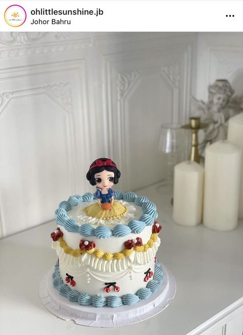 Princess Cake Simple, Kue Birthday, Simple Princess Cake, Kue Disney, Cake Minimal, Aurora Cake, Cake Magazine, Snow White Cake, Bolo Vintage