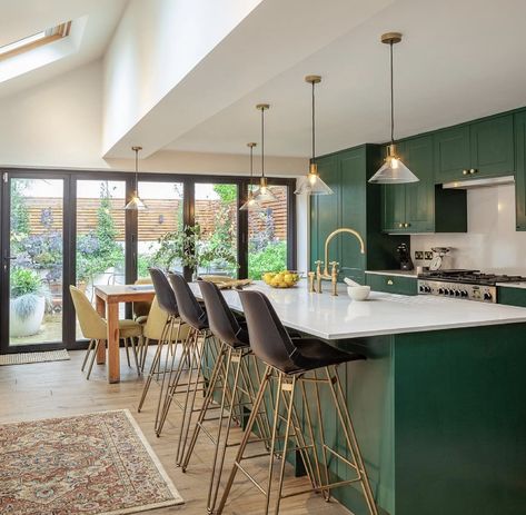 Kitchen With Brass Hardware, Large Kitchen Island Designs, Kitchen Diner Lounge, Kitchen Transitional, House Redesign, London Kitchen, Large Kitchen Island, Kitchen Island Design, Shaker Kitchen