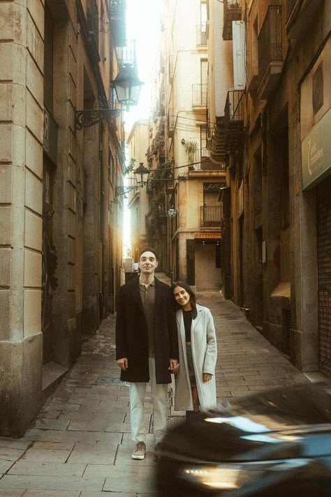 Couples photoshoot in Barcelona's old town | Emilija Photography Duet Photoshoot, Couple Photoshoot In City, Lisbon Photoshoot, City Couples Photography, Candid Couple Photos, Cinematic Couple, Couples Candid Photography, Japan Photoshoot, City Portraits