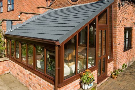 veranda-en-bois-adossée-maison-brique Terrace Cover, Screened Porch Designs, Conservatory Roof, Patio Steps, Sunroom Designs, House Extension Design, Small Front Porches, Roof Styles, Pergola With Roof