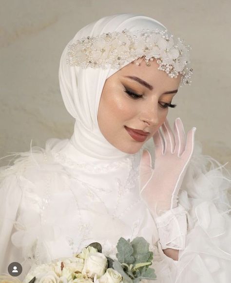 Bride Hair Down, Fantasy Wedding Dresses, Wedding Hijab Styles, Bridal Hijab Styles, Sweet Wedding Dresses, Hijabi Brides, Wedding Makeup Bride, Muslimah Wedding Dress, Bridal Hijab