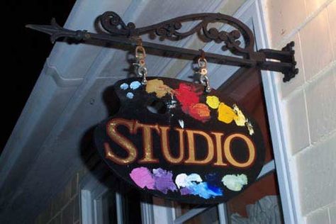 Wouldn't a sign like this be great outside the playroom??? Garage Art Studio Ideas, Garage Art Studio, Home Art Studios, Art Room Doors, Art Studio Decor, Dream Art Studio, Studio Sign, معرض ف�ني, Art Studio Space