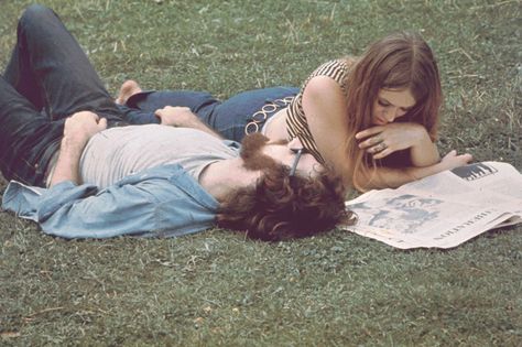 Woodstock Couple, 1969 Woodstock, Woodstock Photos, Woodstock Music, Reading Newspaper, Woodstock 1969, Rock & Roll, Jefferson Airplane, Woodstock Festival