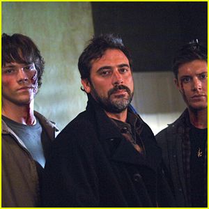 Jeffrey Dean Morgan Gets Matching Tattoos With ‘Supernatural’ Sons Jensen Ackles & Jared Padalecki | Jared Padalecki, Jeffrey Dean Morgan, Jensen Ackles, Supernatural, Tattoo, Television : Just Jared Sam E Dean, Supernatural Season 10, Supernatural Season 9, Emmanuelle Vaugier, Supernatural Series, Mary Winchester, Hilarie Burton, Peyton Sawyer, Ansel Elgort