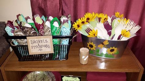 Shovels and Pitchforks - spoons and forks - country theme party - bridal shower - Corner of Jesus Street And Coffee Ave: Country Themed Bridal Shower Idea's #countrytheme #countrythemeparty #countrybridalshower #countrywedding #shovelsandpitchforks #partyideas #partyplanning #bridalshowerideas Cow Bridal Shower Themes, Cow Wedding Shower Theme, Bridal Shower Themes Western, Country Bridal Shower Games, Bridal Shower Country Theme, Country Themed Parties, Country Bridal Shower, Navy Wife, Country Theme