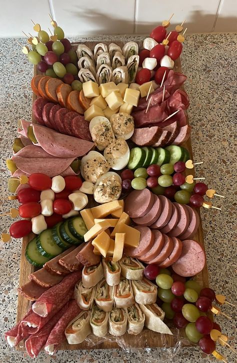 Food Wreath, Party Fingerfood, Holiday Cheese Boards, Charcuterie Board Meats, Amazing Food Platters, Birthday Snacks, Party Snack Food, Xmas Dinner, Party Food Buffet