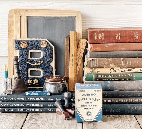 Vintage Back To School Ideas - MY WEATHERED HOME Vintage Schoolhouse Decor, Vintage School Desk Decor, Vintage Back To School Decor, One Room Schoolhouse Ideas, Vintage Decorating Ideas For Party, Vintage School Aesthetic, Schoolhouse Decor, Vintage School Decor, August Decor