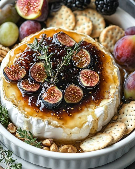 Thanksgiving Brie, Baked Brie With Fig Jam, Brie With Fig Jam, Baked Brie With Jam, Baked Brie Recipes, Fall Party Food, Simple Appetizer, Queso Brie, Thanksgiving 2024