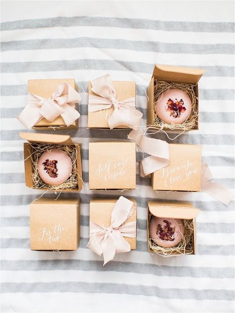 Homemade Bath Bombs with Rhiannon Bosse Celebrations! Bath Bomb Packaging, Săpunuri Handmade, Soya Mumu, Diy Gifts For Men, Diy Wedding Gifts, Wedding Gift Diy, Favors Diy, Homemade Bath Products, Soap Packaging