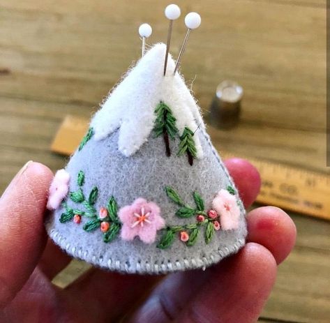 Felt crafts, Felt pincushions, Sewing crafts Felt Pincushions, Pin Cushions Patterns, Felt Crafts Christmas, Felt Embroidery, Needle Felting Projects, Felt Patterns, Felt Decorations, Felt Christmas Ornaments, Wool Crafts