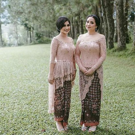 Kebaya Kece Kekinian (@kebaya.kece) • Foto dan video Instagram White Bridal Shower Dress, Model Dress Kebaya, Dress Brokat Modern, Hijab Stile, Kebaya Lace, Kebaya Wedding, Kebaya Modern Dress, Hijab Simple, Dress Kebaya