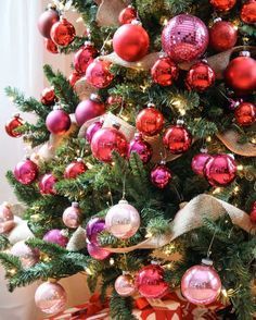 Red Pink Christmas, Red And Pink Christmas, Pink And Red Christmas, Pink Cottage, Festive Holiday Decor, White Candy, Pink Christmas Tree, Christmas Tree Themes, Red Truck