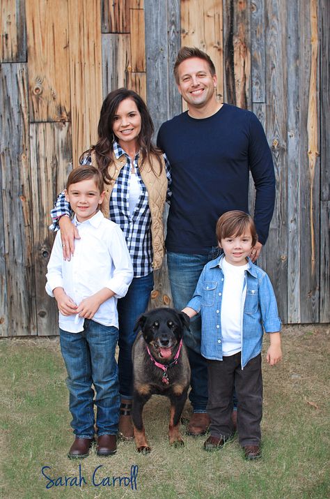 Fall family of 4 poses with dog  - family of four photos with pet Family Of 4 Picture Poses With Dog, Family Of 4 Pictures, Family Of Four Photos, Family Of 4 Poses, Family Moodboard, Holiday Photos Outfits, Family Christmas Pictures Outfits, Family Holiday Pictures, Christmas Pictures Outfits