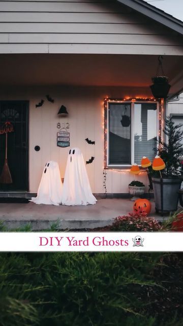 Halloween Front Yard Inflatables, Crafts Halloween Diy, Halloween Exterior, Halloween Porch Lights, Entrada Halloween, Yard Ghosts, Outdoor Ghosts, Halloween Lighting Outdoor, Outdoor Halloween Decor