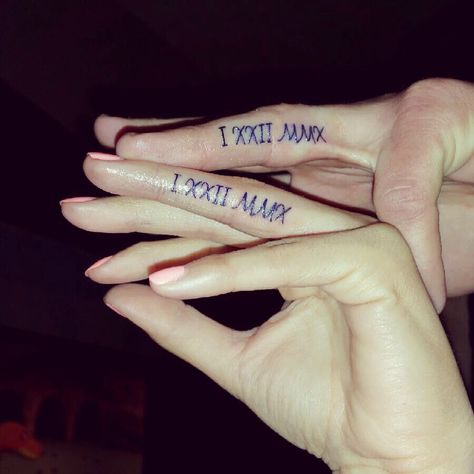 Matching tattoo. Wedding date in Roman numerals on the side of the ring finger. ❤️ Tattoo Wedding, Tattoo Finger, Wedding Ring Finger, Wedding Ring Tattoo, Tattoo Wedding Rings, Ring Finger Tattoos, Famous Tattoos, Ring Tattoos, Side Tattoos