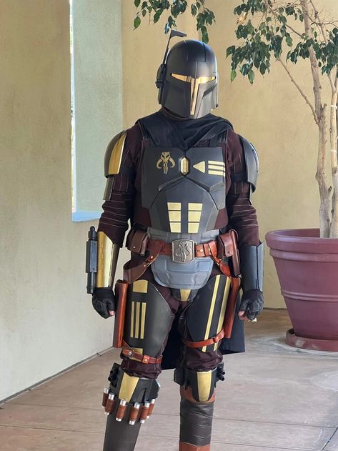 Black and Gold Mandalorian - Lore Vizsla - Imgur Mandalorian Oc Cosplay, Black Mandalorian Armor, Mandalorian Armor Design, Mandalorian Concept Art, Mandolorian Armor, Mandalorian Costume, Star Wars Bounty Hunter, Mandalorian Cosplay, Star Wars Helmet