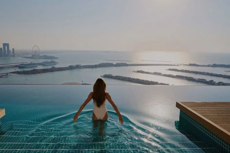 Dubai Infinity Pool, Aura Skypool Dubai, Aura Sky Pool Dubai, Sky Pool, Dubai Aesthetic, Living In Dubai, Pool Cabana, Dubai Hotel, Skyline View