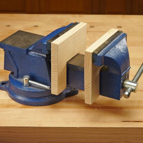 Woodworking Vise, Bench Vise, Woodworking Logo, Cool Woodworking Projects, Diy Holz, Garage Tools, Popular Woodworking, Wood Tools, Woodworking Jigs