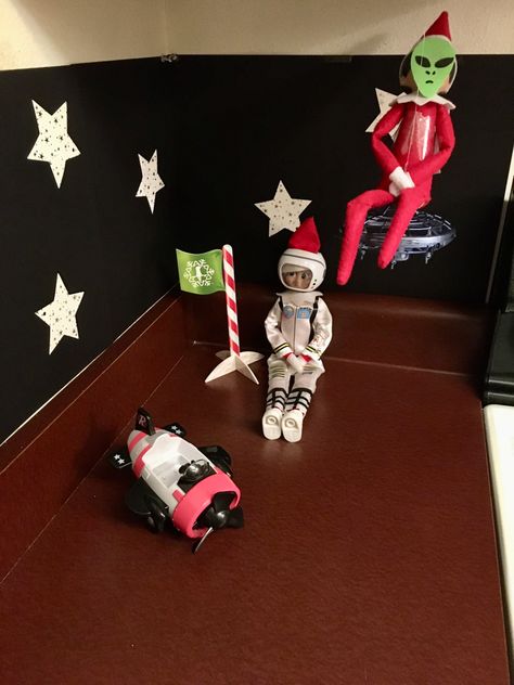 #ElfontheShelfAliens Alien Elf On The Shelf, Astronaut Elf On The Shelf Ideas, Elf Astronaut, Aliens And Astronauts, Elf Ideas Easy, Elf Ideas, Shelf Ideas, On The Shelf, The Elf