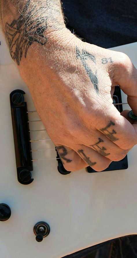 ~ /m 81 = STRAIGHT EDGE ~ Metallica Tattoo, Hand Tattoo Images, James Metallica, Metallica Logo, Metallica Art, Jason Newsted, M Tattoos, Metal Tattoo, Metal T Shirts