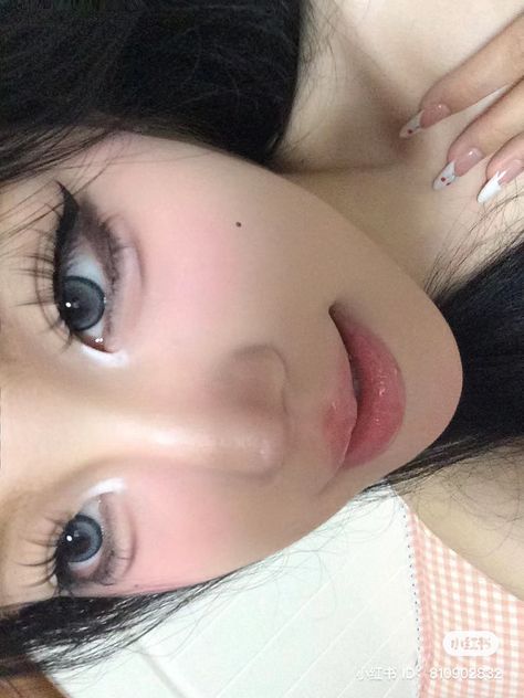 Gray Douyin Makeup, Korean Dark Eye Makeup, Douyin Makeup Black Eyeshadow, Douyin Makeup On White Features, Dark Douyin Eye Makeup, Makeup Vs No Makeup, Dark Makeup Looks, Ulzzang Makeup, Dark Makeup