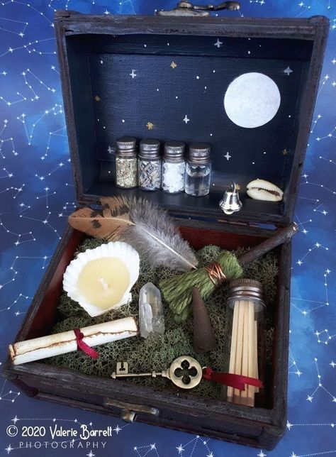 Witches Box Ideas, Witch Altar Box Diy, Spell Box Diy, Altar In A Box Ideas, Box Altar Ideas, Altar Box Witchcraft, Spell Box Witchcraft, Jewelry Box Altar, Witchy Box Diy