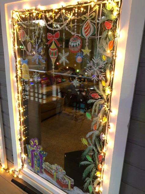 Christmas Mirror Chalk Art, Chalk Marker Christmas Mirror, Christmas Mirror Art, Window Christmas Art, Christmas Mirror Painting, Window Chalk Christmas, Christmas Window Art Ideas, Christmas Window Painting Ideas, Mirror Drawing