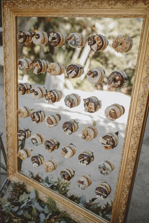 Donut Bar Ideas, Doughnut Display, Wedding Donut Bar, Donut Board, Wedding Cakes Ideas, Donut Display, Pink Doughnuts, Diy Donuts, Wedding Donuts