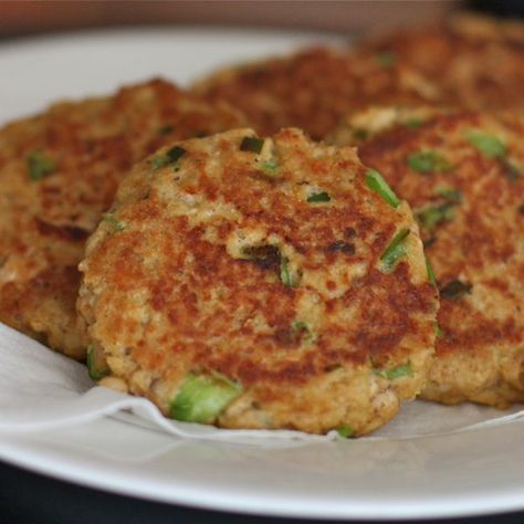 Old Bay Salmon Cakes Yield: 6-8 patties Serve with a squeeze of lemon alongside a green salad for a light and refreshing meal. Ingredients 2 6oz cans wild salmon 2 teaspoons Old Bay seasoning 2 eggs 2 tablespoons mayonnaise 3/4 cup panko 1 small green pepper, finely chopped 2 tablespoons chopped fresh chives light olive oil for frying Old Bay Salmon, Salmon Cakes Recipe, Salmon Patties Recipe, Easy Salmon Recipes, Patties Recipe, Salmon Cakes, Salmon Patties, Old Bay, Crab Cakes