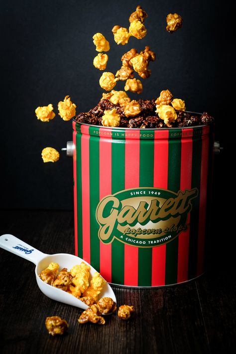 Chicago Style Popcorn, Popcorn Photography, Popcorn Store, Popcorn Christmas, Garrett Popcorn, Popcorn Design, Spiced Popcorn, Popcorn Packaging, Food Photography Composition