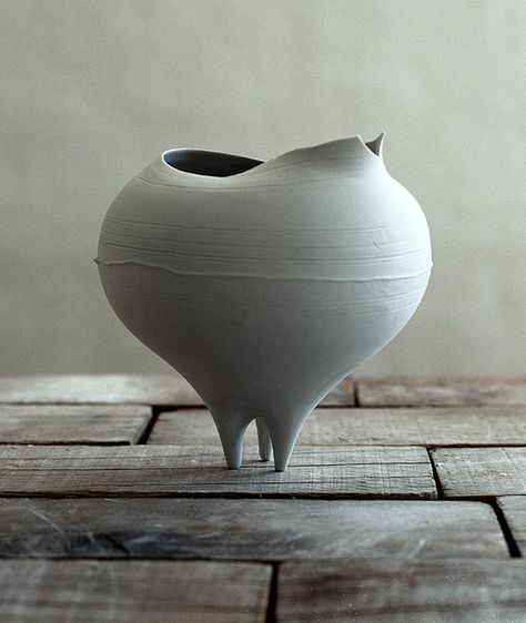 Pottery Form, Sculptures Céramiques, Pottery Inspiration, Pottery Sculpture, Ceramic Pots, Japanese Pottery, Japanese Ceramics, Ceramic Vessel, Pottery Designs