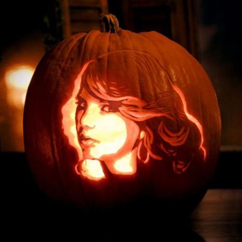 Taylor Swift looking FIERCE in this pumpkin! Description from maximumpop.co.uk. I searched for this on bing.com/images American Pumpkin Carving Ideas, Taylor Swift Information, Taylor Swift Pumpkin Carving, Taylor Swift Pumpkin, Hours Painting, Pumpkin Carving Tips, Easy Pumpkin Carving, Pumpkin Carving Designs, Pumpkin Carving Ideas