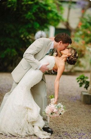 Wedding Day Pictures, Wedding Script, Wedding Photo Poses, Bride Groom Photos, Bride And Groom Photo, Wedding Picture Poses, Wedding Kiss, Day Pictures, Foto Tips