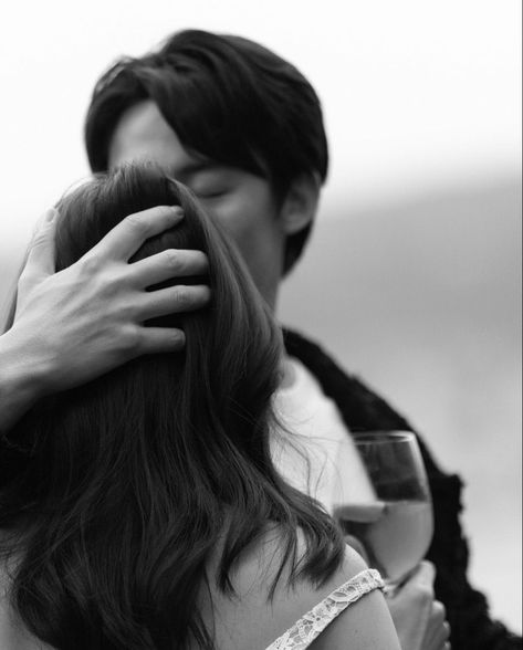 Couple Poses Faceless, Bride And Groom Aesthetic Faceless, Wedding Aesthetic Couple Faceless, Ulzzang Couple Kissing Faceless, Ulzzang Faceless Couple Aesthetic, Korean Wedding Photography, Pre Wedding Photoshoot Outfit, Wedding Photoshoot Props, Korean Wedding